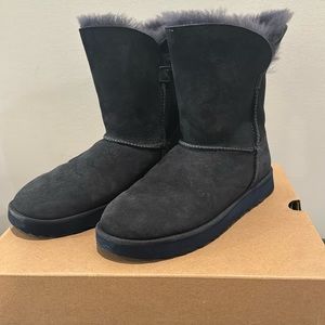 UGGS• gently used• Size 8